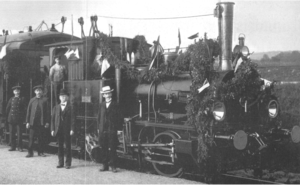 Geschmückte Lokomotive am Geburtstag des Kaisers 1910