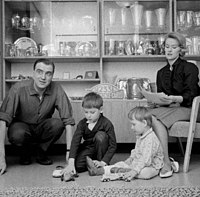 Harri Toivonen als Kind (ganz rechts), mit seiner Mutter, seinem Vater Pauli Toivonen und seinem Bruder Henri