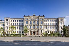 Hauptgebäude der TU Chemnitz von außen im Sommer