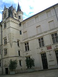 Le logis Barrault qui abrite le Musée des beaux-arts.
