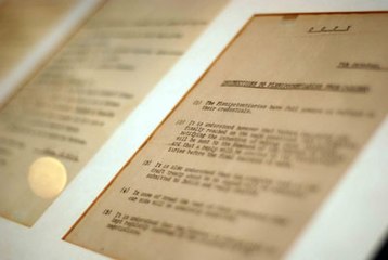 Rare decree of plenipotentiaries signed by Eamon De Valera under the heading Anglo Irish treaty