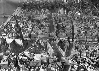 Frankfurt on the Main: 1940's Aerial photograph from the northeast; Cathedral (left); in the background: St. Paul's Church