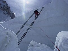 Leitern dienen zum Passieren der Spalten im Khumbu-Eisbruch