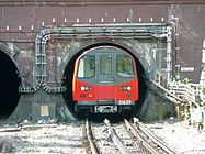 Enge Tunnelprofile können ein Risiko für die Evakuierung darstellen; das hier gezeigte Fahrzeug der London Underground kann im Notfall durch den Führerstand verlassen werden