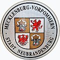 Zulassungsplakette der Stadt Neubran­denburg mit dem mecklenburg-vor­pommerschen Lan­deswappen bis 2014