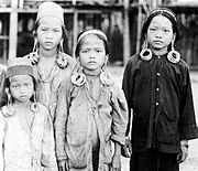 Kayan-Kinder in Festkleidung mit Ohrschmuck und verlängerten Ohrläppchen (um 1925)