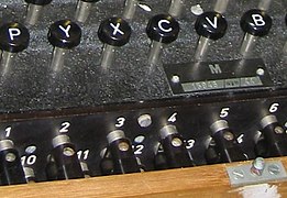 Diese Enigma-M4 trägt die Serien­nummer 15943, das Ferti­gungs­kenn­zeichen aye und das Herstell­jahr 44.