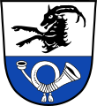 Gemeinde Steinhöring Geteilt von Silber und Blau; oben ein schwebender schwarzer Steinbockrumpf, unten ein waagrechtes silbernes Posthorn.