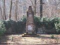 Kriegerdenkmal für die Gefallenen des 1. Weltkrieges einer Fabrik, mit Ehrenhain und Allee (Gartendenkmal)