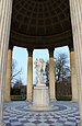 "Amor schnitzt sich einen Bogen aus der Keule des Herkules" im Temple de l’Amour (Versailles)