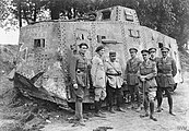 Offiziere der Entente posieren am 18. Mai 1918 bei Saleux vor dem wieder fahrtüchtig gemachten Wagen 542 „Elfriede“