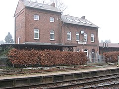 Bahnhof Bad Iburg (von 1901, Anbau mit Wasserturm 1927 ergänzt) ist höchster Punkt der TWE-Strecke