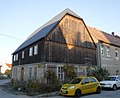 Wohnhaus in Ecklage/Ehemaliges Efeuhaus, davor sieben Granit-Zaunpfeiler