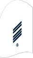 Dienstgradabzeichen eines Oberstabsgefreiten (50er Verwendungsreihe) auf dem Oberärmel des weißen Hemdes für Marineuniformträger