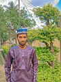 Hausa-Mann mit Sikani-Hemd (lange Ärmel, zugeknöpft, Seide oder Brokat)