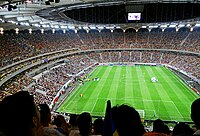 Arena Națională in Bukarest, Blick von den oberen Zuschauerrängen, Eröffnung eines Fußballspiels im gefüllten Stadion