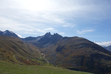 v. l. n. r. Piz Vadret, Piz Clüx, Piz Muragl, Las Sours und Munt la Bês-cha, aufgenommen von Muottas Muragl. Der Spitze Gipfel des Piz Muragl (rechts) ist der Westgipfel, der weniger prominente Gipfel (links) ist der Hauptgipfel.