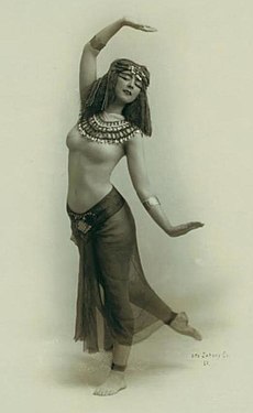 Photographed by Otto Sarony, c. 1900. St. Denis began to investigate Oriental dance after seeing an image of the Egyptian goddess Isis in a cigarette advertisement.[11]