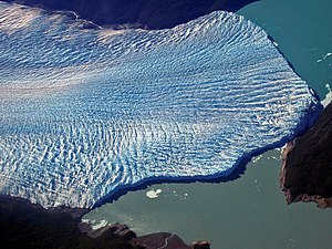Gletscherende des Perito-Moreno-Gletschers (2004, zwei Wochen, bevor ein Durchbruch entstand vom Brazo Rico (unten), dem abgesperrten südlichen Teil des Lago Argentino)