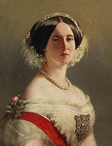 Brustporträt Augustas in weißem und schulterfreien Kleid. Die Dargestellte ist leicht seitlich sitzend dargestellt und blickt den Betrachter frontal an, die dunklen Haare sind hochgesteckt und geschmückt.