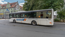 Das Foto zeigt einen Bus mit Schriftzug der Verkehrsbetriebe Bachstein von hinten links