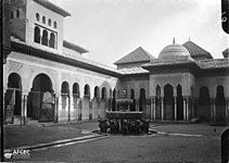 Court of the Lions in 1910, before 20th-century restorations. The upper sections of the fountain were added in the 16th century and the dome roof of the pavilion was added in 1859.