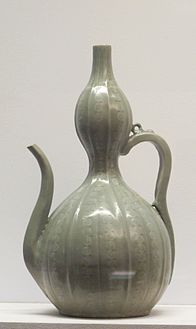 Kanne. Eingraviertes Dekor unter einer Seladon-Gravur. Goryeo-Reich (918–1392), 12/13 Jhr. Korea.