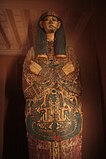 Die Mumie ist ein Priester-Schreiber des Tempels von Amun-Re der XXI-Dynastie (3000 Jahre) namens Louef-en-Khonsou.