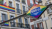 Chueca, Madrid: Metro-Logo in Regenbogendesign im Lesben- und Schwulenviertel