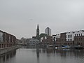 Vlaardingen, die Stadt: Turm Lucaskerk am Kortedijk und Wohnhochbau beim Liesveldviadukt