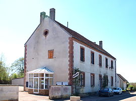 The town hall in Bitry