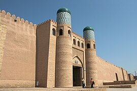 Mauer der Festung Konya Ark mit Tor