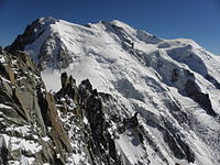 Die Nordflanke des Mont Blanc du Tacul, des Mont Maudit und des Mont Blanc (v. l. n. r.) von der Aussichtsterrasse im Gipfelbereich der Aiguille du Midi