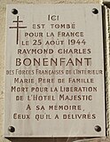 Plaque commemorating Raymond Bonenfant, who was killed at 17 rue Galilée in the battle for the nearby Hotel Majestic