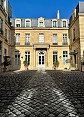 The cour d'honneur and the corps de logis of the Hôtel de Besenval, main entrance