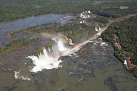 Wasser­fäl­le des Igua­zú, links liegt Ar­gen­ti­nien, rechts Brasilien