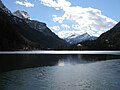 Lago di Alleghe, Nordseite (Piz Guda, 2150 m s.l.m.); im März 2008 noch zur Hälfte zugefroren