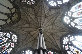 A ceiling shaped like an eight-pointed star, supported by a central pillar