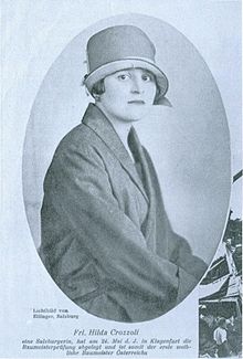 Hilda Crozzoli in 1927, looking sideways wearing a cloche hat