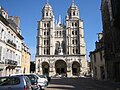 Dijon, Église St-Michel – Obelisken auf dem Mittelgiebel