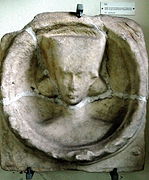 Porträt einer Keltin mit typischer Kopfbedeckung (Grabrelief, Lapidarium Landesmuseum Kärnten)
