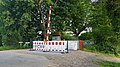 Grenzübergang bei Rønsdam mit Wildschweinzaun, Viehgitter und einer unter der Coronapandemie aufgestellten Absperrung