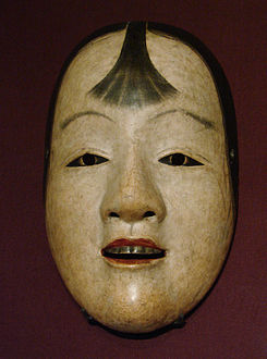 Maske eines „Jugendlichen“ im Nō-Theater aus der Edo-Zeit (1603–1868), lackiertes und bemaltes Holz. Japan.