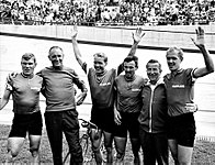 Die Olympiasieger in der Mannschaftsverfolgung von 1968 (v. l. n. r.): Frey, Trainer, Lyngemark, Olsen, Trainer, Asmussen (es fehlt Pedersen)
