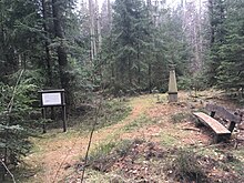 Der Lindenstein im Wald von Hermeskeil, links die Hinweistafel zur Geschichte