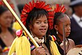 Prinzessin Sikhanyiso Dlamini mit Schwester (erkennbar an den roten Federn im Haar) beim Umhlanga 2006