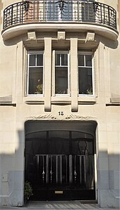 Detail of the Guimard Building, showing the entrance, where Art Deco and Art Nouveau elements coexist.