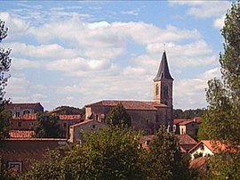 The church and surroundings in Fauch