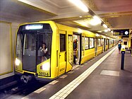 Sechsteiliger Triebzug der Baureihe H der U-Bahn Berlin