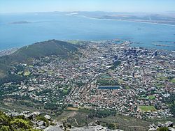 Blick auf Kapstadt mit dem Waterfront Harbour und Robben Island vom Tafelberg aus